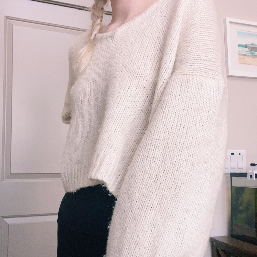 ⭐️Cream colored oversized sweater⭐️
